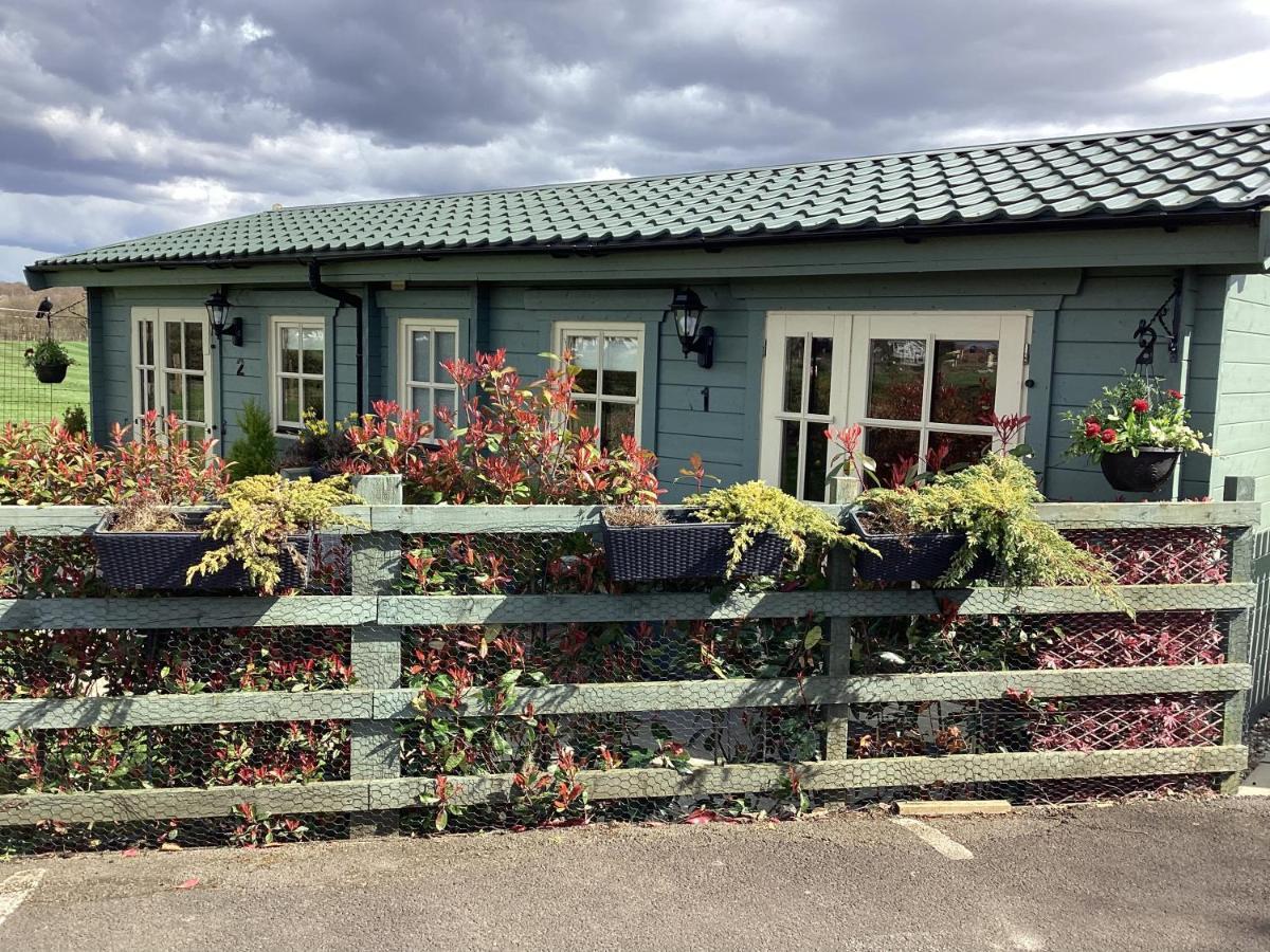 Auchenlea Lodges Glasgow Exterior foto