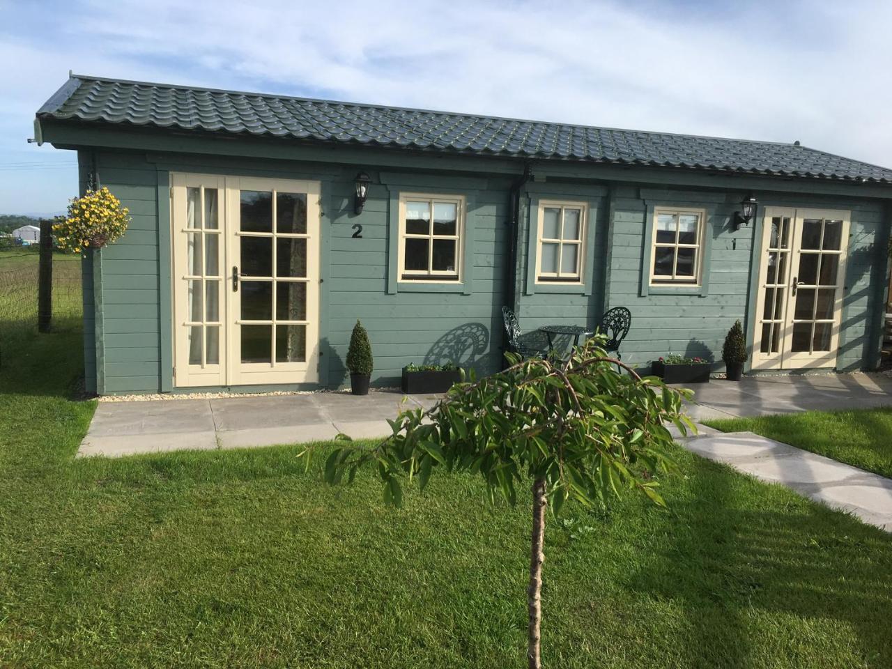 Auchenlea Lodges Glasgow Exterior foto